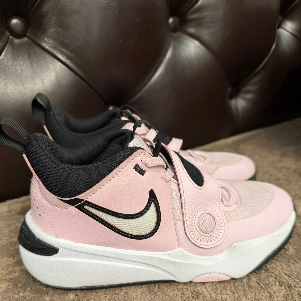 Nike Pink and Black Sneakers Modern Athletic Design